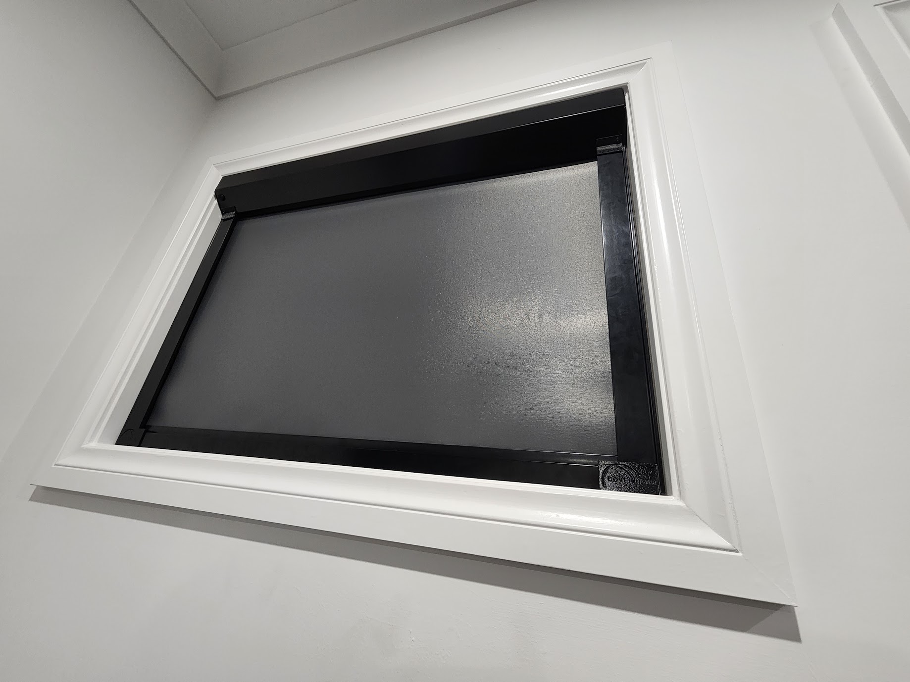 Close view of a Coverlight headbox, side channels and bottom seal in a white window recess